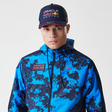 Kurtka Red Bull Racing Windrunner marki New Era w kamuflażu, niebieska