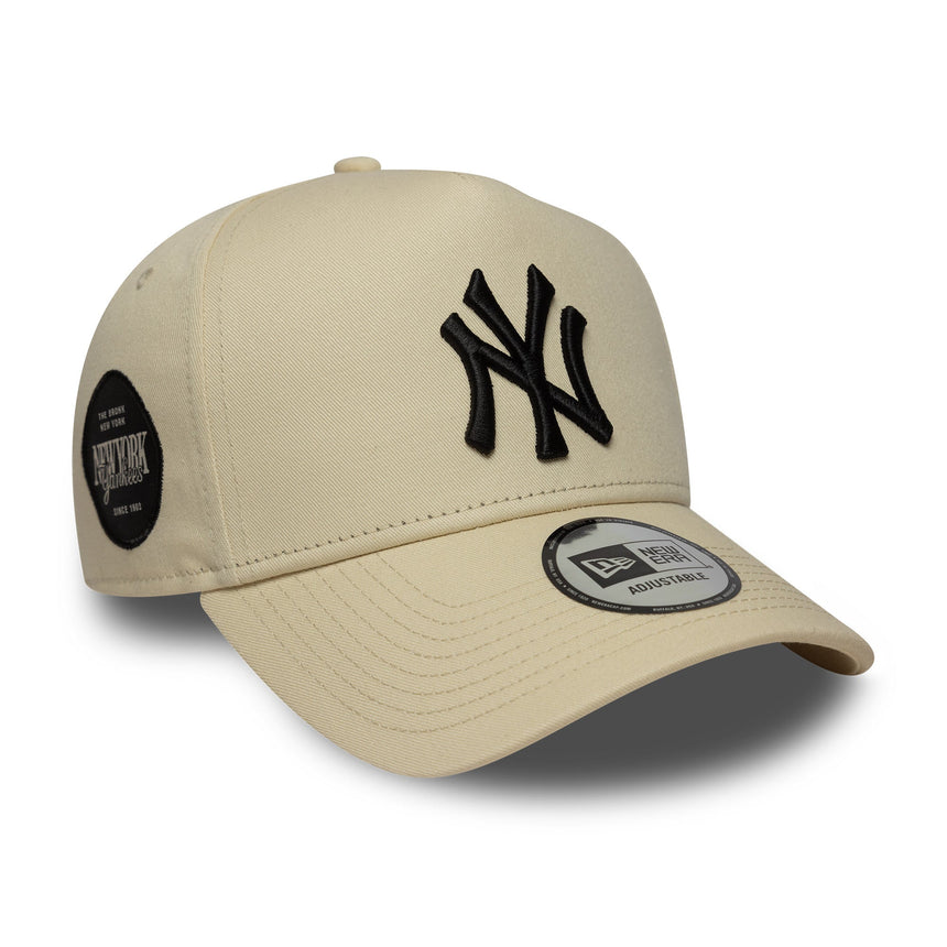 czapka New York Yankees, beżowa naszywka boczna, A-frame, New Era, 9FORTY, beżowy