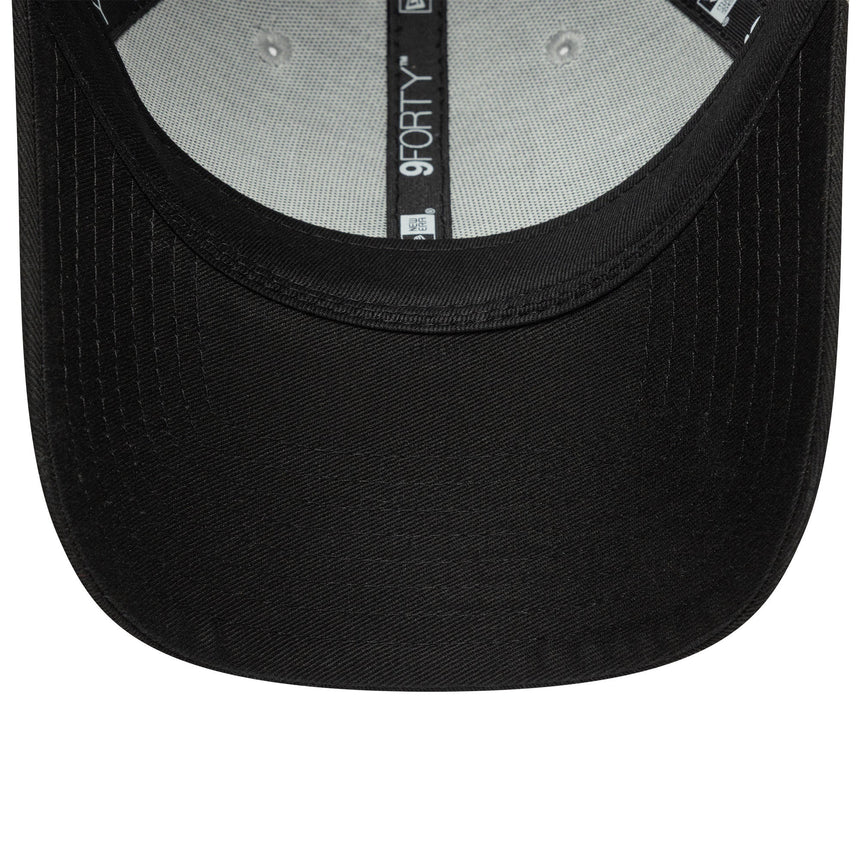 Las Vegas Raiders, dwukolorowy pin, New Era, 9FORTY, naszywka boczna, czarno-biała